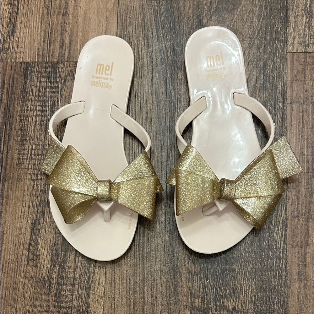 Mel, Dreamed by Melissa Cream Sandals with Gold Bow harmonic bow III